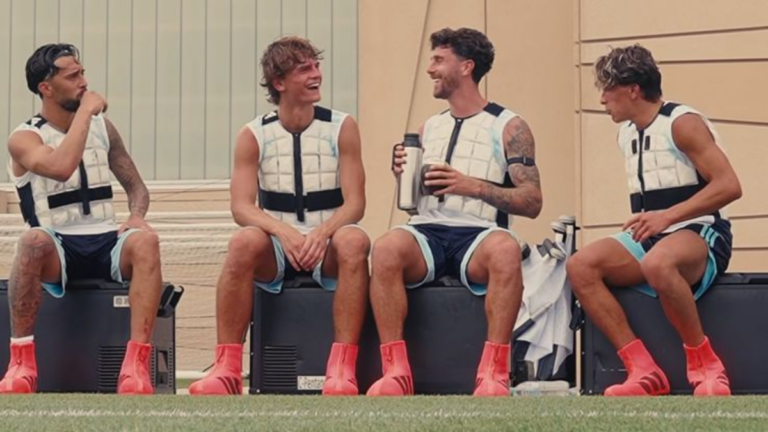 Jugadores de la selección argentina usando chalecos refrigerantes durante un entrenamiento en Kansas