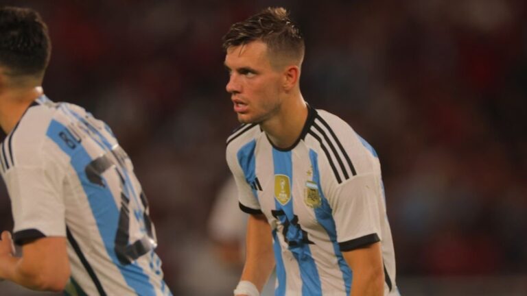 Jugadores de la selección argentina en el campo del Kyle Field durante el amistoso contra Honduras