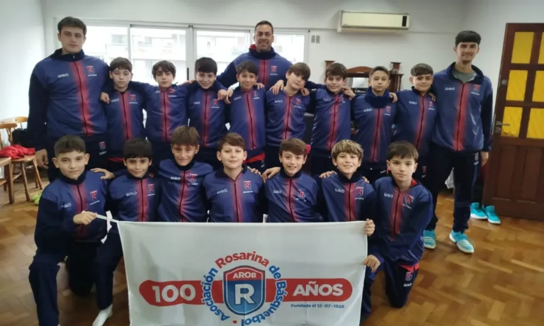 Partido de básquet de categoría mini en cancha cubierta