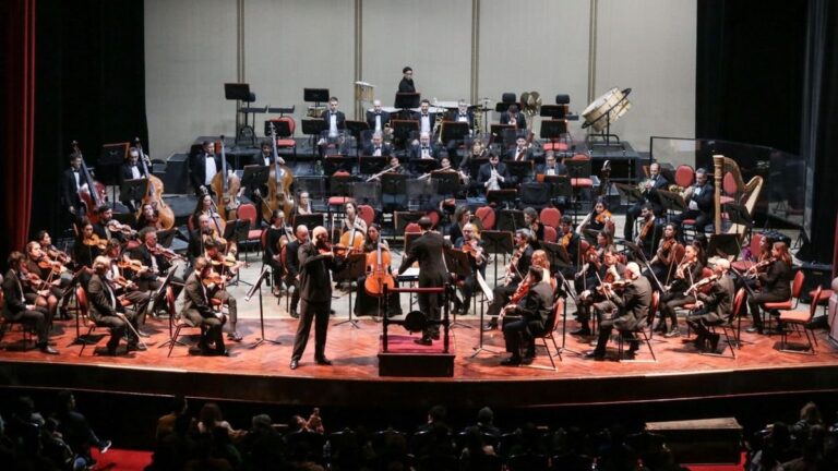 Orquesta Sinfónica Provincial de Rosario en el Teatro El Círculo durante el Día de la Bandera