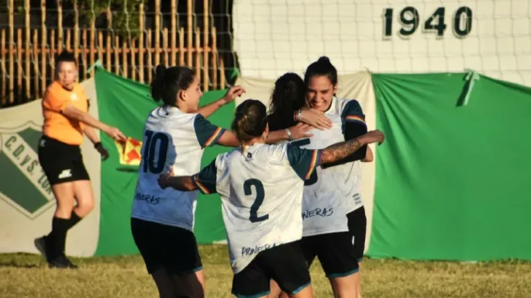 Jugadoras de Social Lux celebrando un gol durante el partido de vuelta contra Morning en la Copa Santa Fe