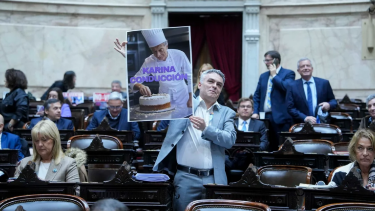 Diputado nacional Esteban Paulón en el recinto legislativo