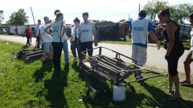 Voluntarios de TECHO construyendo viviendas en barrio Piamonte de Rosario