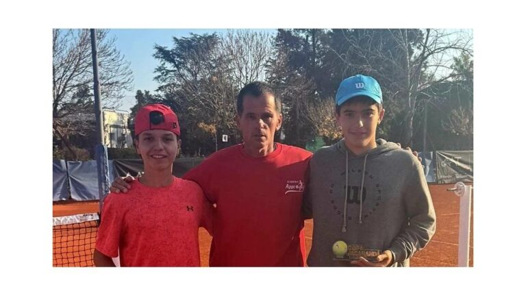 Jugadores de tenis de la Federación Santafesina posan para una foto grupal frente a una usina