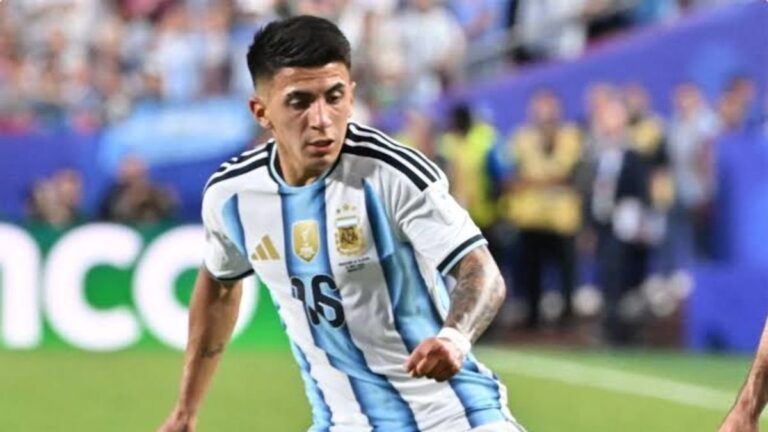Thiago Almada con la camiseta de la selección argentina