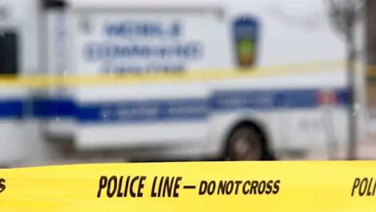 Vista de la ciudad de Kansas con patrullas policiales en la escena del tiroteo