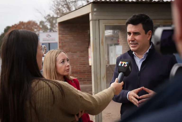 Eduardo Toniolli durante la presentación del informe sobre transporte interurbano en Funes