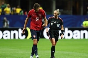 Tori Penso arbitrando un partido de fútbol en el Mundial 2026