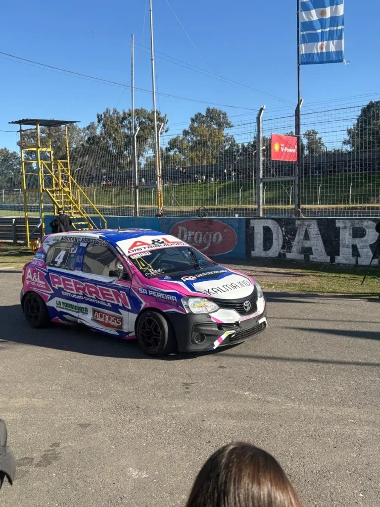 Luciano González en el podio de la Clase 3 del Turismo Pista en el autódromo Juan Manuel Fangio de Rosario