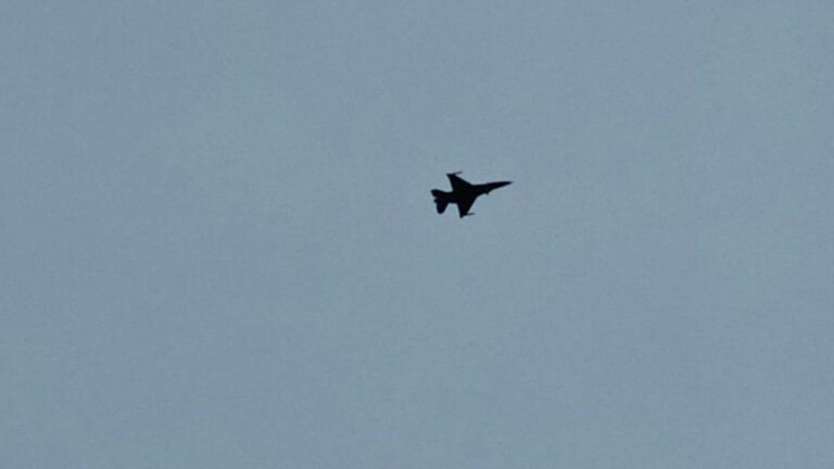Avión F-16 de la Fuerza Aérea Argentina sobrevolando el Aeropuerto Internacional Islas Malvinas en Rosario