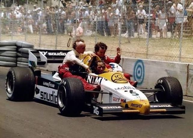 Circuito callejero de Dallas 1984 con pavimento dañado y autos de Fórmula 1