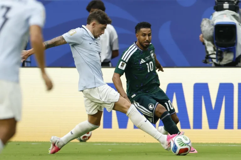 Jugadores de Uruguay y Arabia Saudita disputan el balón en el Hard Rock Stadium de Miami