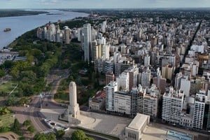 Vista del Monumento a la Bandera renovado en Rosario durante vacaciones de invierno