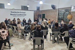 Vecinos reunidos en la sede de la Vecinal Candioti Sur